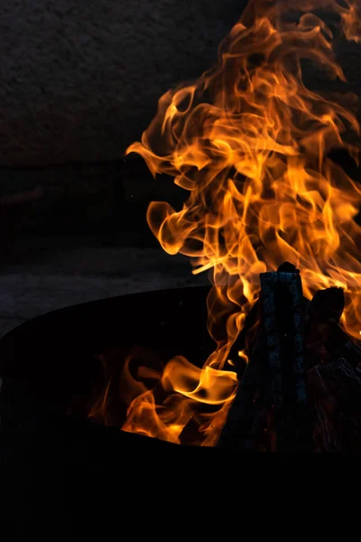 Zomertijd Activiteit Kleine Kampvuur Branden Buiten Close Schot — Stockfoto