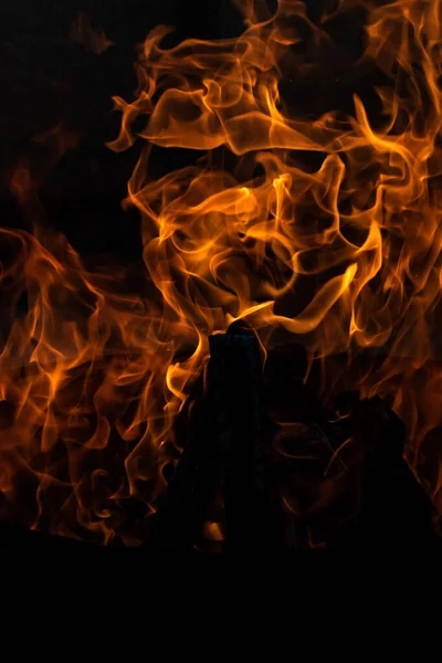 Yaz zamanı aktivitesi, açık havada yanan küçük şenlik ateşi, yakın çekim