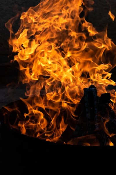 Yaz zamanı aktivitesi, açık havada yanan küçük şenlik ateşi, yakın çekim