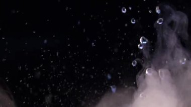 Siyah arka planda sigara içmek. Sihir. Mistik sis yüzünden. Görüntü, dumanın dokusu. Ekolayzır, video efekti. Düşünce, meditasyon, dinamik. İllüzyon, aura, görüş. Kimyasal deneyler