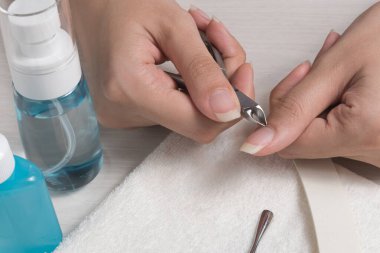 Bir kadın evde manikür yapıyor. Manikür aletleri. Kenarlı manikür. Tehlikeli manikür. Evde bakım, kaplıca, güzellik. Manikür salonu.