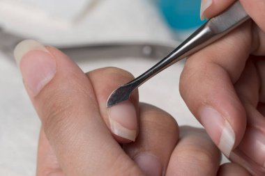 Manikür. Metal bir itici ile tırnak derisini geriye it. Manikür sırasında yaralanmak. Cilt bakımı, hijyen. Spa, manikür salonu. Evde bakım. Güzellik.
