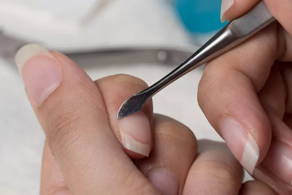 Maniküre Schieben Sie Die Nagelhaut Mit Einem Metallschieber Zurück Bei — Stockfoto