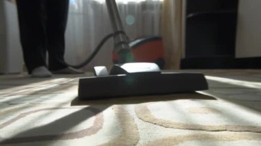 Halıyı süpürüyorum. Evi temizleyin. Temizliği sen yap. Yakın plan. Temizlik servisini ara. Ev temizliği. Temizlik için elektrikli süpürge kullan..