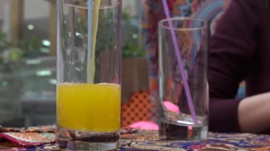 Bardaklara limonata dök. Portakallı gazozu bardaklara dök. Susadım, arkadaşlarla buluştum. Kafede öğle yemeği. Yaz içkileri. Köpüklü içecekler.