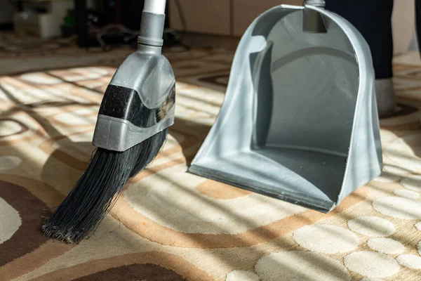 Sweep Dust Floor Brush Dust Rises Air Sweep Dirt Carpet — Stock Photo, Image