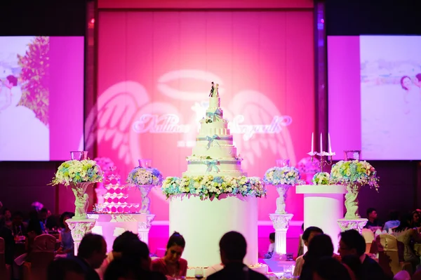 Свадебный торт и цветы — стоковое фото