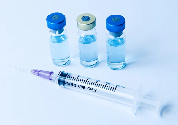 Vacinas e seringa — Fotografia de Stock