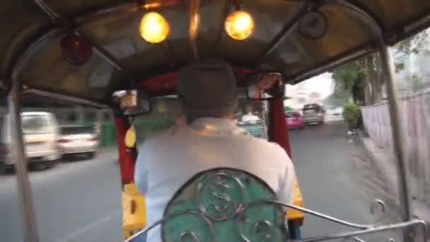 Tuktuk їздити в Бангкоку — стокове відео