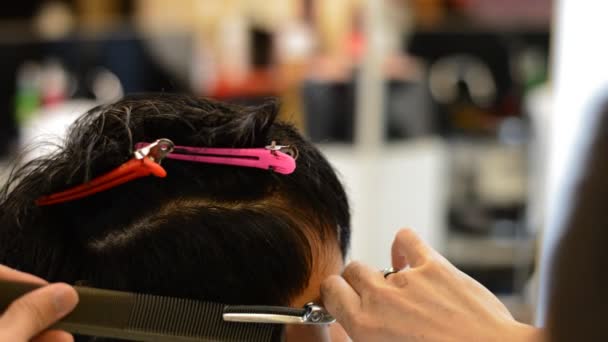 Hombre consiguiendo un corte de pelo — Vídeo de stock