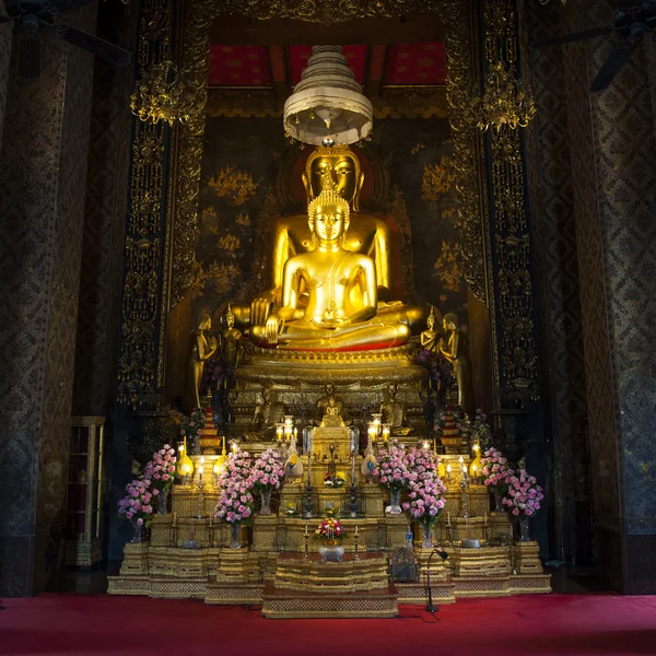 Buda de ouro em Wat Bowon Niwet — Fotografia de Stock