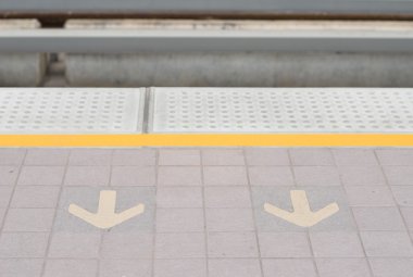 tren istasyonu üzerindeki oku赤い屋根の教会