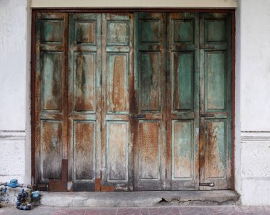 Soluk boya ile eski ahşap kapı