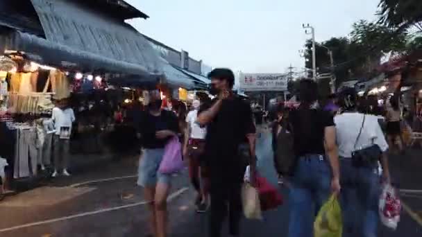 Bangkok Tayland Kasım 2021 Turistlerin Hyperlapse Chatuchak Pazarında Yüz Maskesi — Stok video