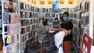 Bangkok, Tayland - 20 Kasım 2021: Chatuchak pazarından alışveriş yapan müşterilerin zaman aşımı