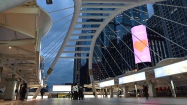 4K Gününden Geceye Gökyüzünde yürüyen kalabalık Bangkok 'ta