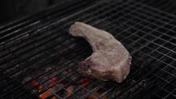 Vaření Lahodné Grilování Vepřový Steak Nad Plamenem — Stock video