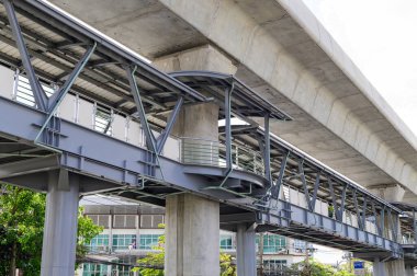 Skywalk Köprüsü 'nde insanlar yürümeden
