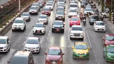 Bangkok, Tayland - 10 Ocak 2022: Kargalar caddesinde trafiğin yoğun olduğu saatte trafik sıkışıklığı