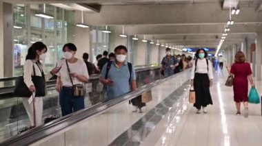 Bangkok, Tayland - 17 Şubat 2022: Suvarnabhumi Havaalanı 'nda yüz maskeli bir yolcu kalabalığı