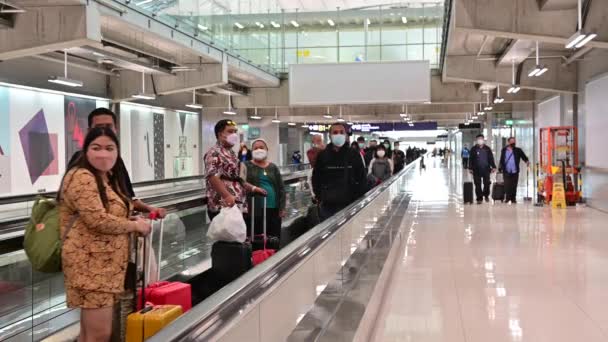 Bangkok Thailand February 2022 Passenger Walking Face Masks Hall Suvarnabhumi — Stock Video