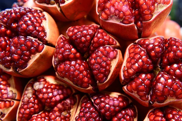 Bir grup nar meyvesi ikiye bölünmüş.