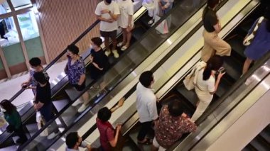 4K Kalabalığı, metro istasyonunda yoğun saatlerde yürüyen merdiven kullanan maskeli yolcular.