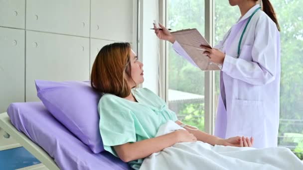 Médica Com Prancheta Ajustando Infusão Para Paciente Cama Enfermaria Hospital — Vídeo de Stock