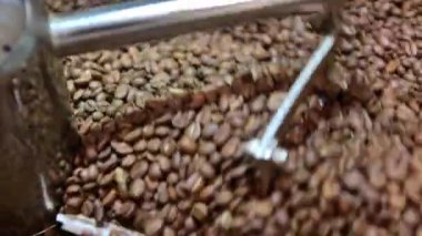 4K Kahve kızartma makinesinde kahve kızartma işlemi