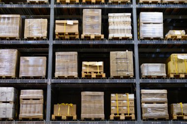 Eşyalar depoda raflama sistemi