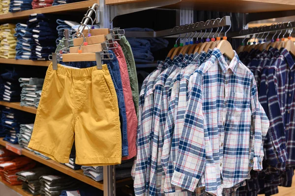 Yeni Gelenlerin Gömlekleri Pantolonları Giyim Mağazasında Asılı — Stok fotoğraf
