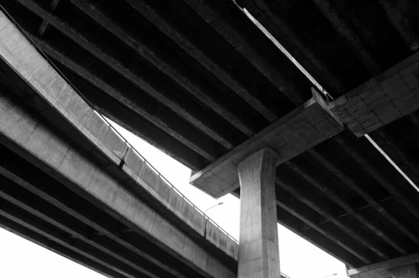 Linee Architettura Sotto Autostrada — Foto Stock