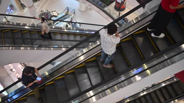 Κάτοψη Των Ανθρώπων Που Χρησιμοποιούν Κυλιόμενες Σκάλες Στο Εμπορικό Κέντρο — Αρχείο Βίντεο