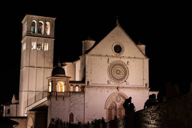 Geceleyin assisi eski kasaba saf sihirdir.