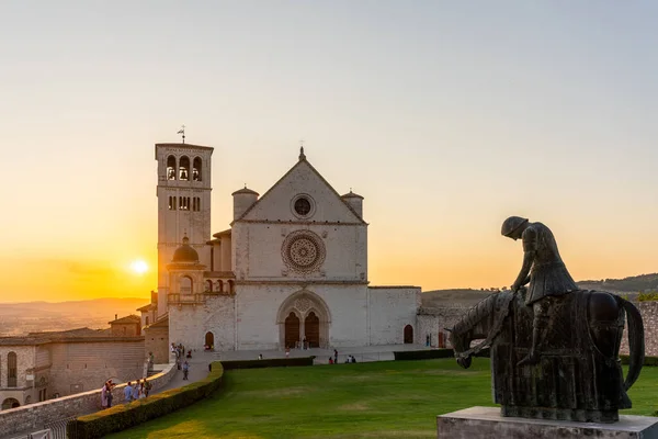 Günbatımında San Francesco Assisi Bazilikası