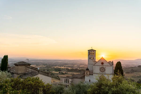 Günbatımında San Francesco Assisi Bazilikası — Stok fotoğraf