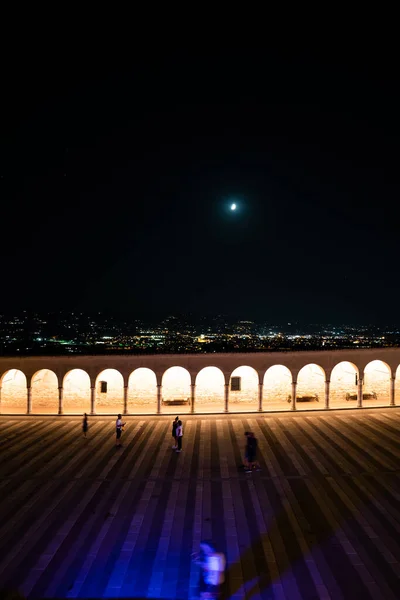 Geceleyin assisi eski kasaba saf sihirdir.