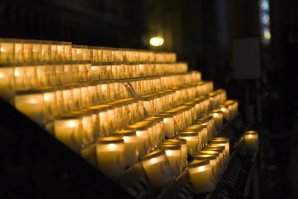 Notre Dame de Paris 'teki kilise mumları. - Stok İmaj