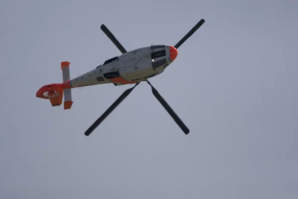 直升机执行在航展期间 — 图库照片