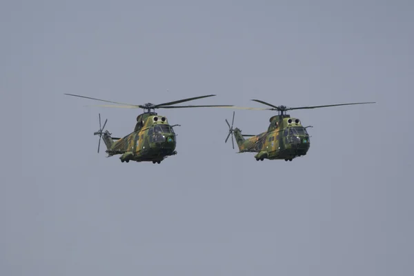 Helicóptero actuando durante el espectáculo aéreo — Foto de Stock
