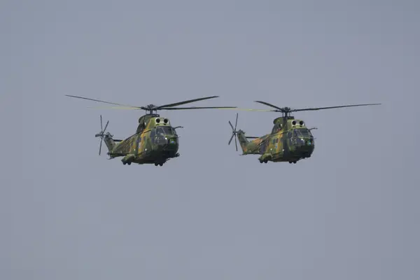 Helicóptero realizando durante show aéreo Imagem De Stock