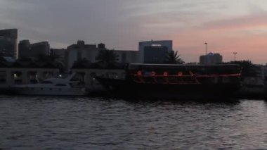dubai creek tekne gördüm