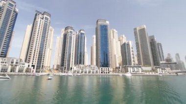 dubai marina tekne gördüm