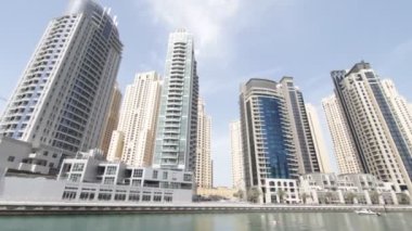 dubai marina tekne gördüm