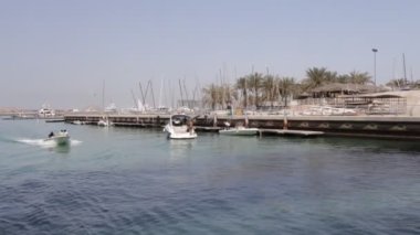 dubai marina tekne gördüm