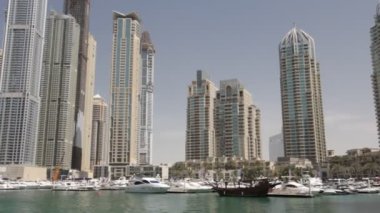 dubai marina tekne gördüm