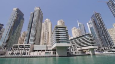 dubai marina tekne gördüm