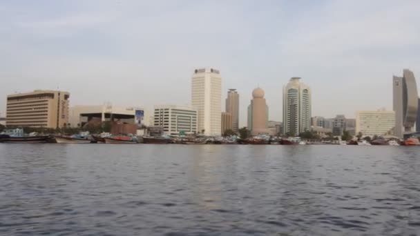 Dubai Creek sett fra båt – stockvideo