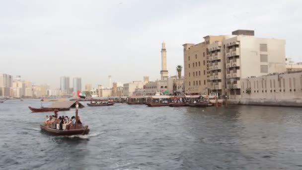 Dubai Creek Visto desde el barco — Vídeo de stock