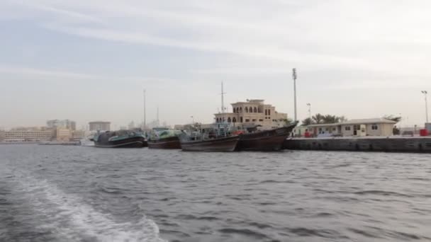 Дубайский ручей виден с лодки — стоковое видео